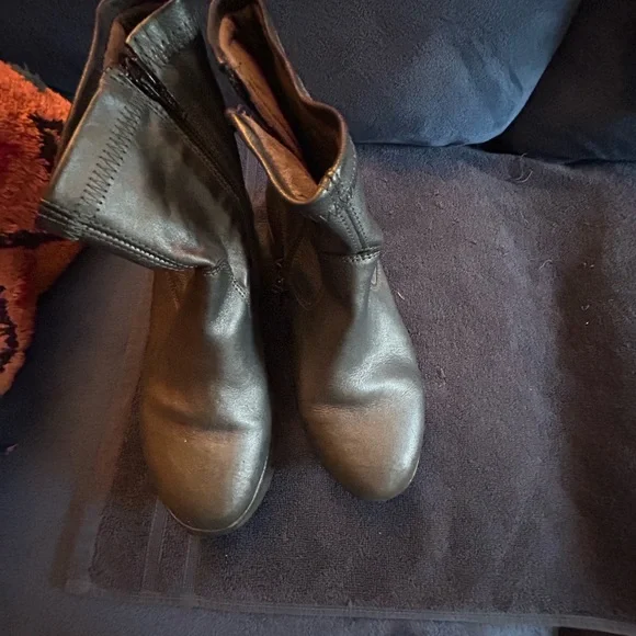 Fly London size 38 ankle boots.  Silver color in very good condition. - Picture 5 of 6